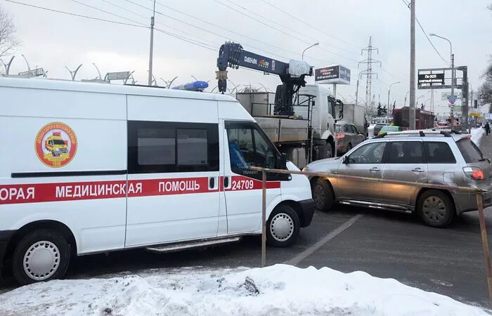 Скорая на дороге. Пропускают скорую. Скорая на дороге. Мигалка скорой помощи. Наказание за непропуск скорой помощи.