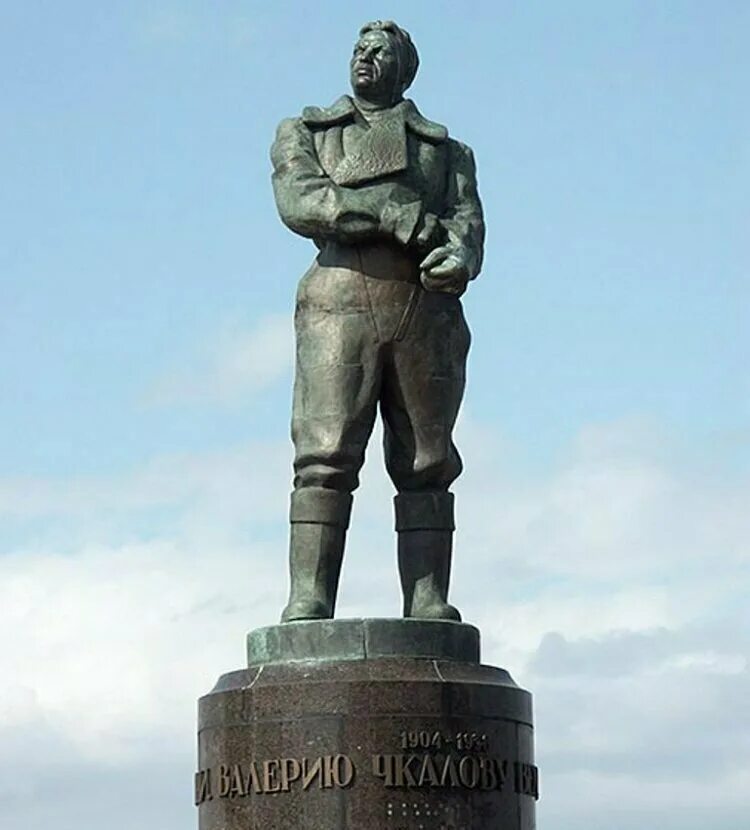Памятник чкаловскому. Памятник валерию чкалову нижний новгород. Памятник в п чкалова в чкаловске нижегородской. Чкалов памятник в нижнем новгороде. Памятник валерию чкалову нижний новгород.