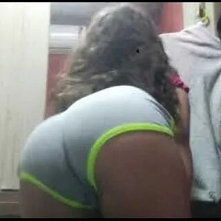 Menina dancando funk.