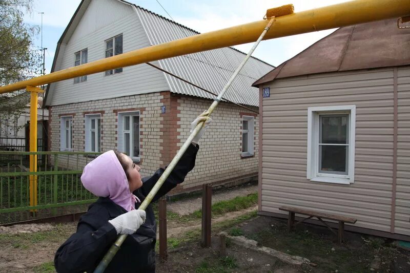 Газовая труба в доме. Покрасить газовую трубу. Наружный газопровод. Газовая труба на участке. Покраска газовой трубы