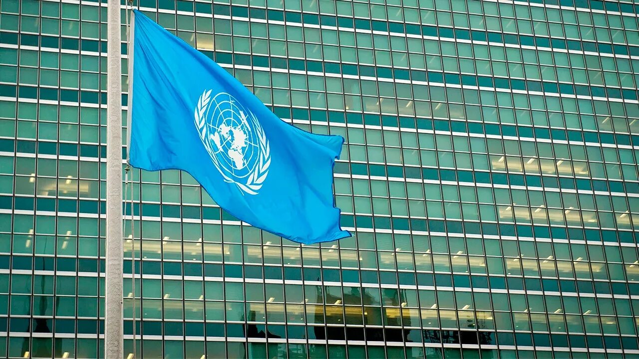 Флаг ООН. Флагштоки ООН. Штаб квартира ООН. ООН Россия.