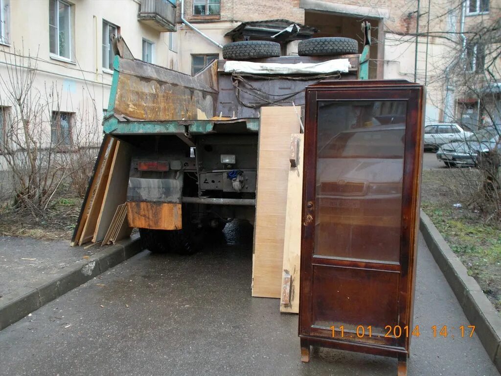 Вывезти шкаф. Старый шкаф на помойке. вывоз старых шкафов. вывоз старой мебели. вывезти мебель на свалку.