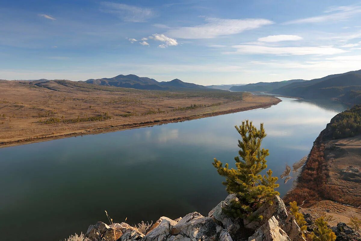 Река протекающая в россии и монголии. Озеро Байкал река Селенга. Река Селенга Байкал. Селенга в Монголии. Река Селенга впадает в Байкал.