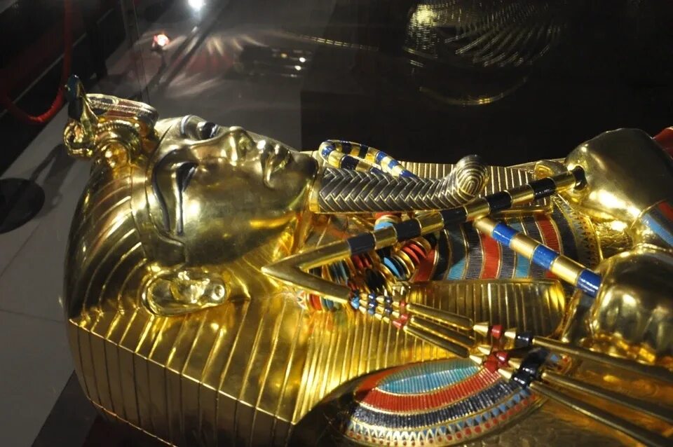 Золотой саркофаг Тутанхамона. Гробница фараона Тутанхамона. Золотая маска саркофага Тутанхамона. Золотая Гробница Тутанхамона. Страна где находится гробница тутанхамона