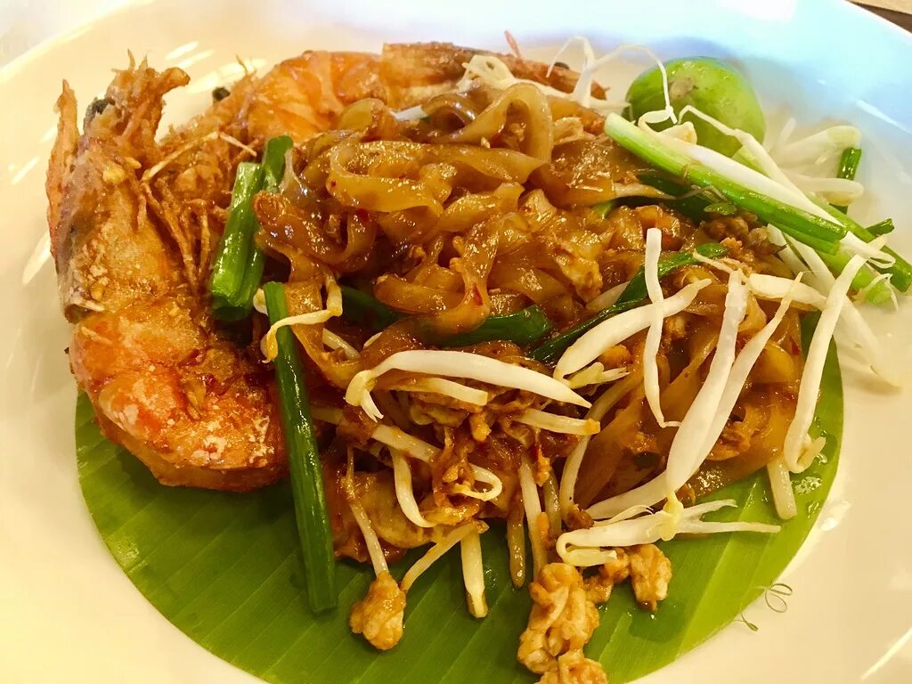 Тайская лапша пад-Тай. Pad Thai (жареная рисовая лапша пад Тай. Лапша в Тайланде. Жареная лапша в Тайланде.