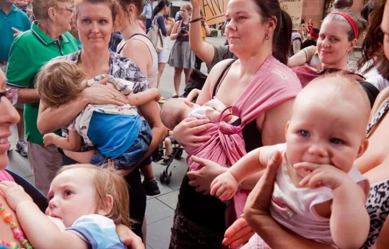 Кормление грудью на улице. Кормление грудью. Молодые мамы. Кормление на улице. Кормление в общественных местах.