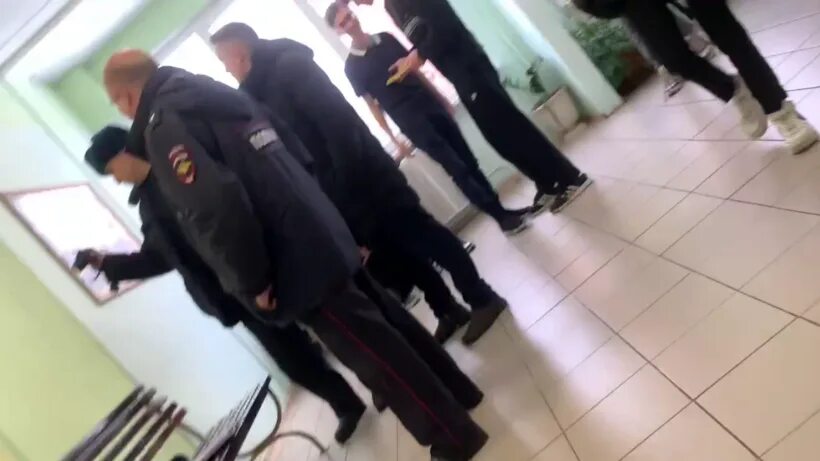 В школе порезали девочку. Поножовщина в химках в школе. 10 лицей химки поножовщина. наказание девочек в школе.