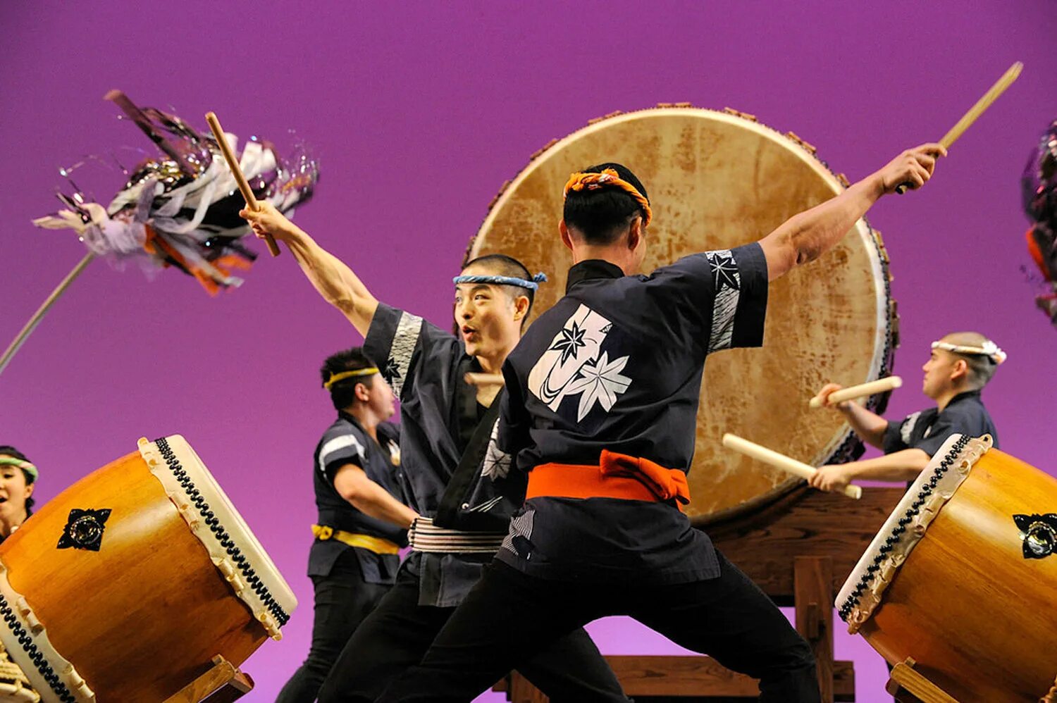 Тайко музыкальный инструмент. Японские народные инструменты музыкальные тайко. Тайко барабан. Taiko барабаны. Японские барабаны тайко.