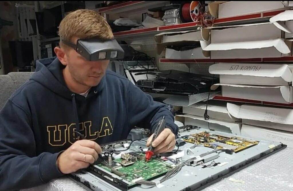 починка телевизора. мастер телевизора на дому. ремонт телевизоров в щелково. ремонт телевизоров в щелково. мастер ремонтирует телевизор.