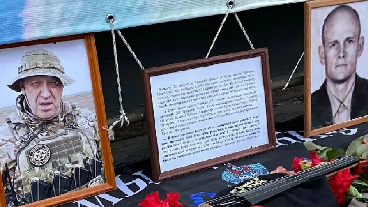 Пригожин в ростове, танк возле цирка. Памятник евгению пригожину и дмитрию «вагнеру» уткину. Памятник пригожину и уткину в краснодаре. Мемориал чвк вагнера. Стихийный мемориал на сумском проезде 12.