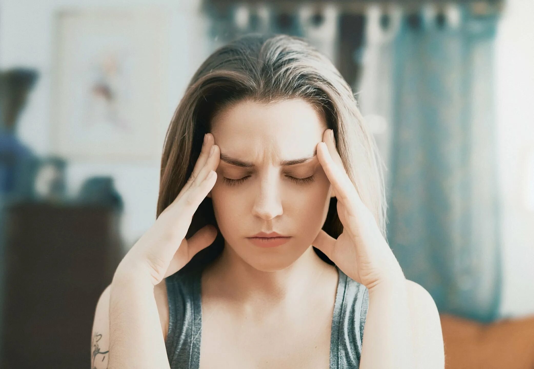 Как справиться с навязчивыми мыслями и тревогой. Женщина в стрессе. Болит голова. Стресс паника. Лицо женщины в стрессе.
