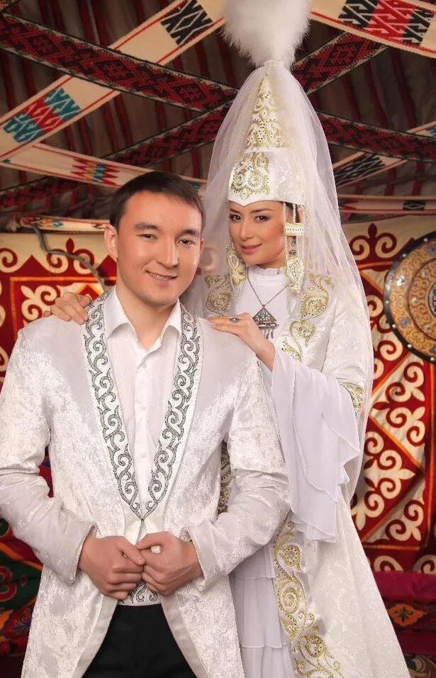 Казахская свадьба на казахском языке. Казахский свадебный наряд. Казахский свадебный костюм. Казахский свадебный наряд жениха. Казахский свадебный наряд невесты.
