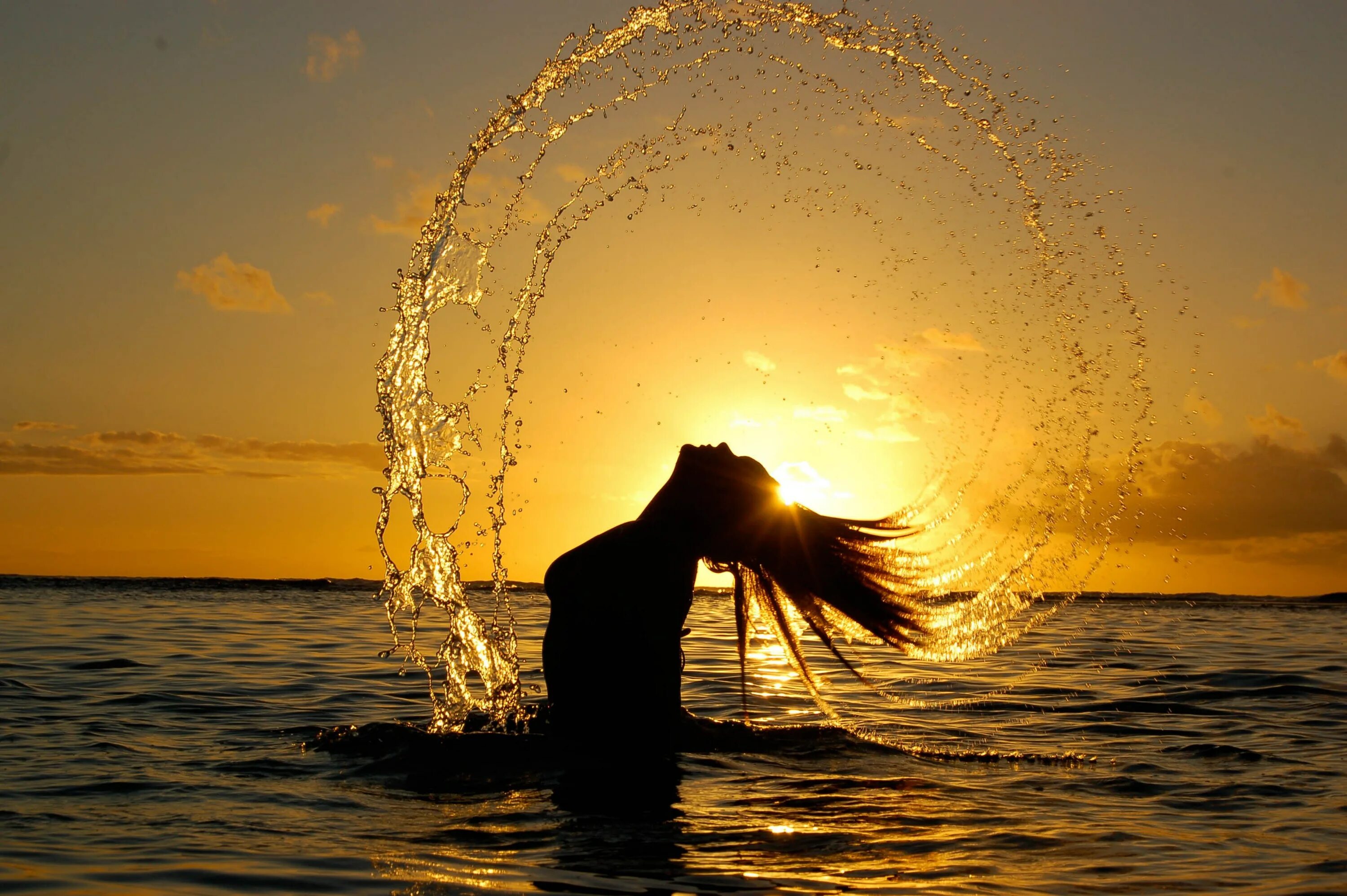 Ждет меня на берегу самая красивая песня. Девушка на закате у моря. Девушка в воде на закате. Девушка-море. Картина девушка на закате.