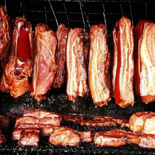 Промышленные товары копченое мясо обреченно молчали. Мясные копчености. Промышленные товары копченое мясо обреченно молчали. Копченое мясо. Копчености.