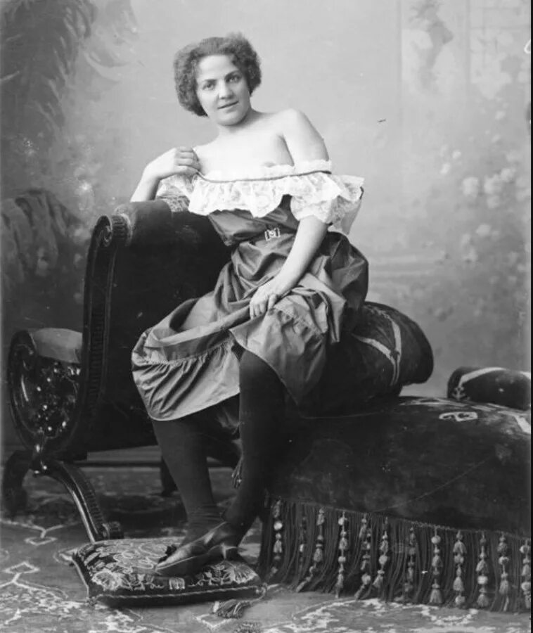 Викторианская эпоха женщины викторианской эпохи. Танцовщицы мулен руж 19 века. История девушки. Джон беллок. Перл 19 века.