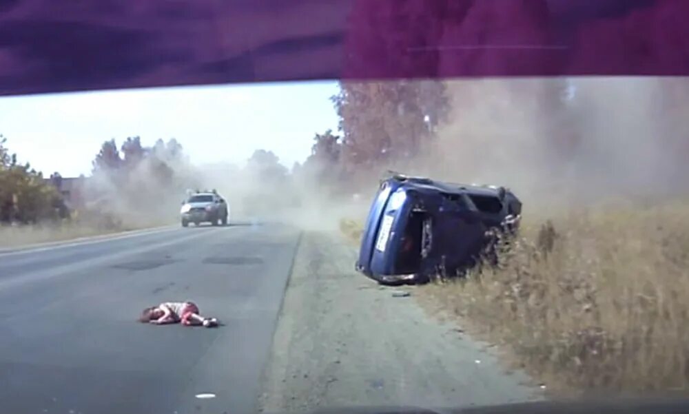 2022 куйбышева. Дугину выбросило из машины. Видеорегистратор жутких дтп. Аварии снятые на видеорегистратор. Дтп возле к/т кристала омск.