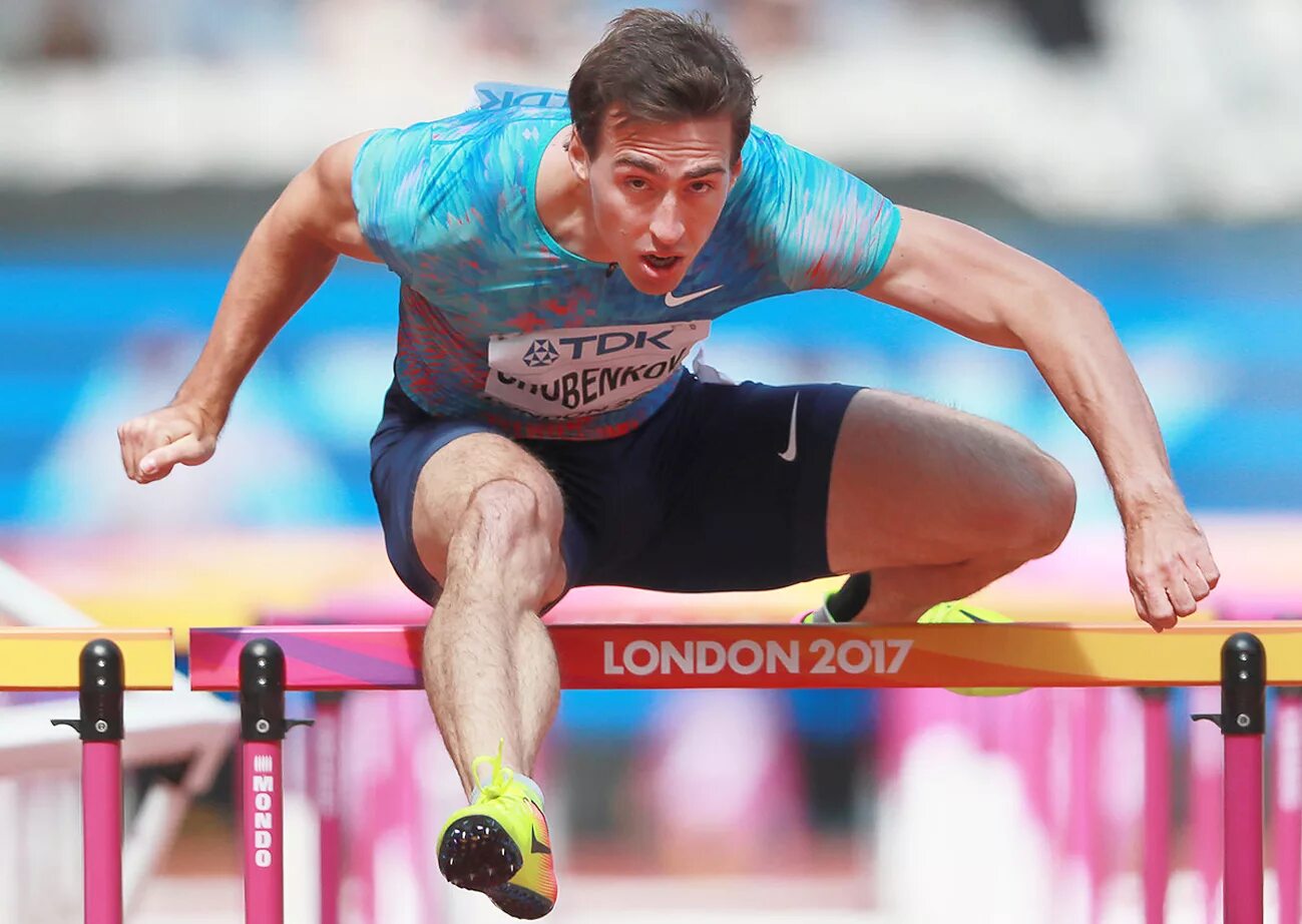 Спортсмен уступая. Спортсмен уступая. Спортсмен легкоатлет. Челночный бег с низкого старта. Спортсмены.