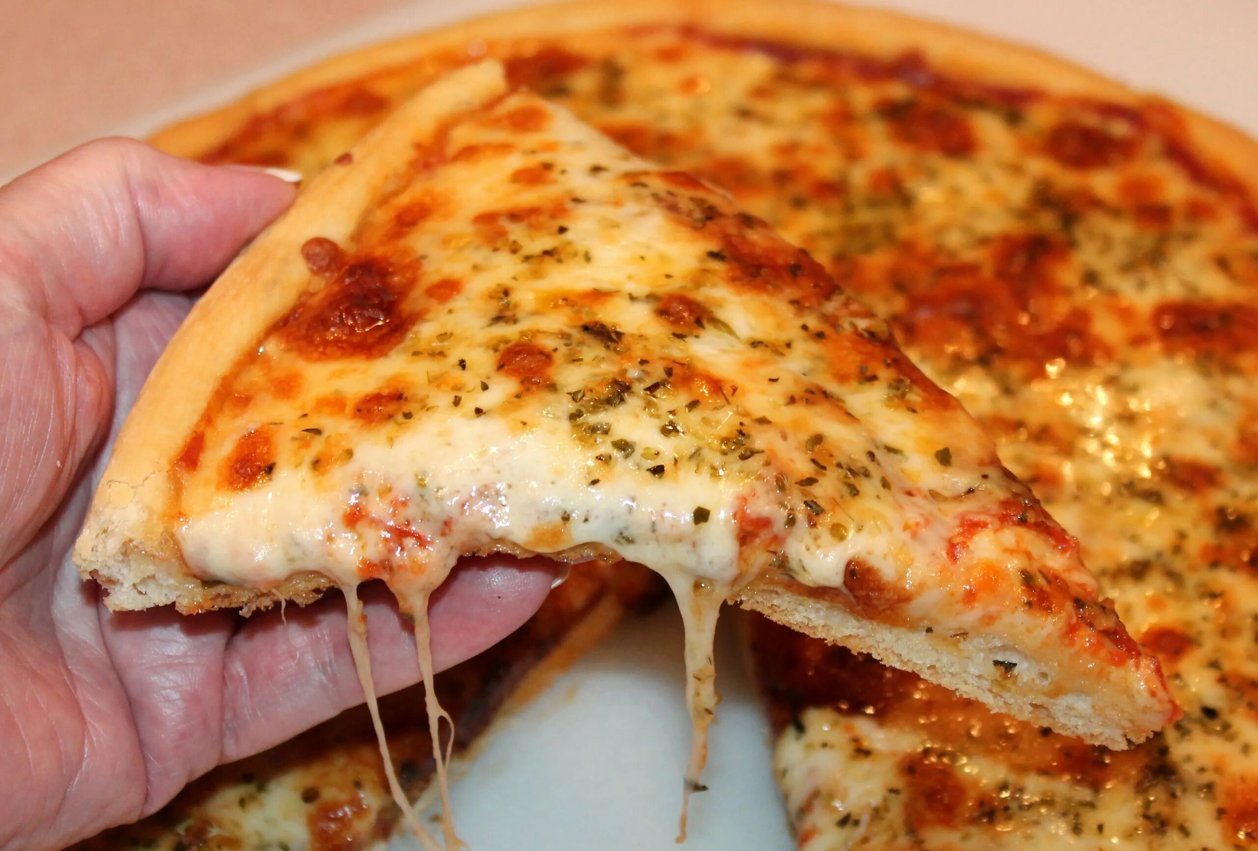 Пицца рецепт тонкого теста на дрожжах. Тесто для пиццы. Мягкая пицца. Дрожжи для пиццы. Тесто да пиццы.
