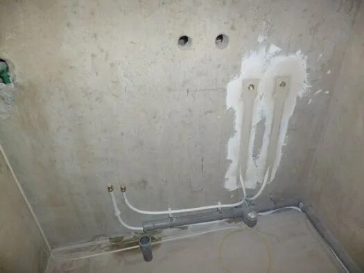 Штробим в ванной. Трубы в ванной. Подводка труб к ванне. Трубы в стене в ванной. Подводка труб в ванной комнате.