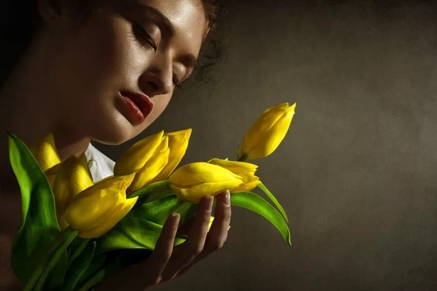 Желтые тюльпаны вестники текст. Девушка с тюльпанами. Фотосессия с тюльпанами. Девушка с желтыми тюльпанами. Фотосессия с желтыми тюльпанами.