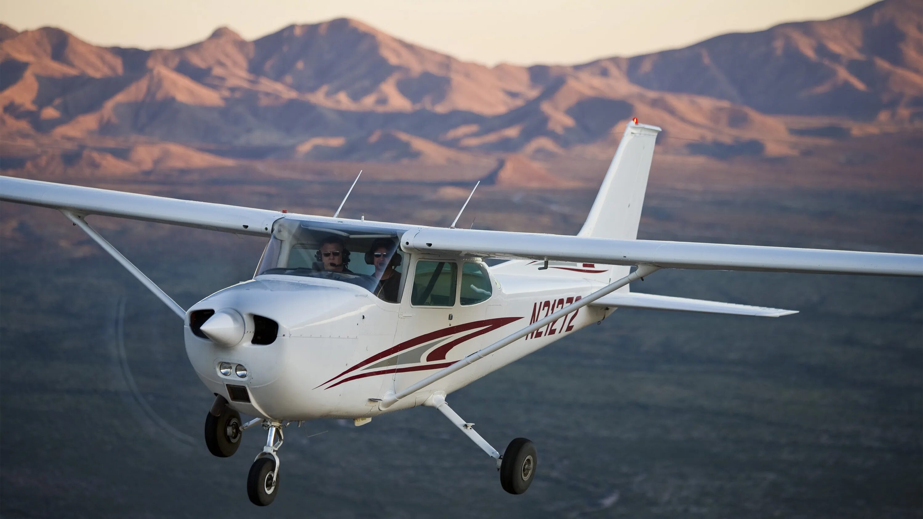 Flying plane 1 4. Самолет Cessna 172. Cessna 172 Skyhawk. Легкомоторный самолет Cessna 172. Самолёт Cessna 150/172.