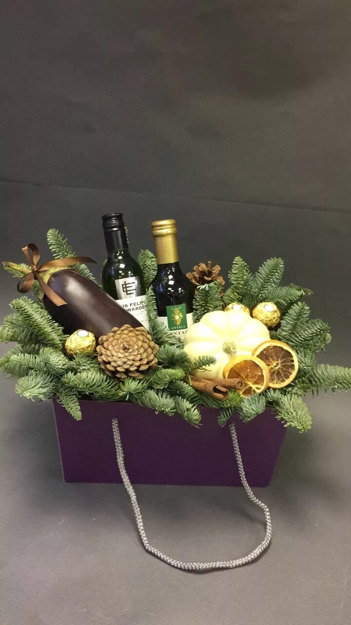 Подарочная корзина с шампанским. Новогодний букет. Новогодний букет с шампанским. Новогодняя корзина с шампанским. Композиция шампанским.