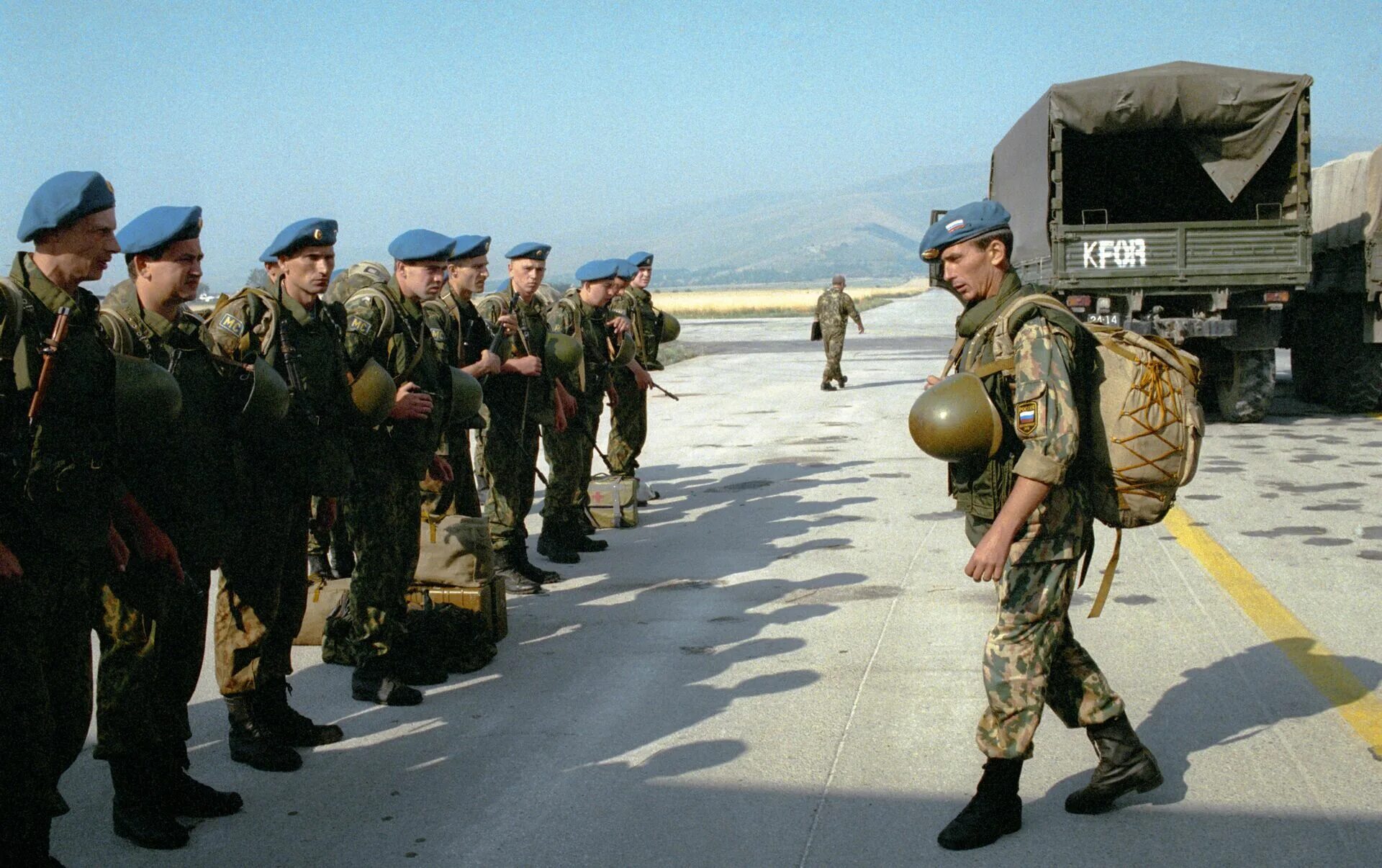 Югославия аэродром. Аэропорт "Слатина", 1999. Миротворцы. Марш-бросок на Приштину 1999. Косово 1999 десантники Приштина. Бросок в Приштину 1999.