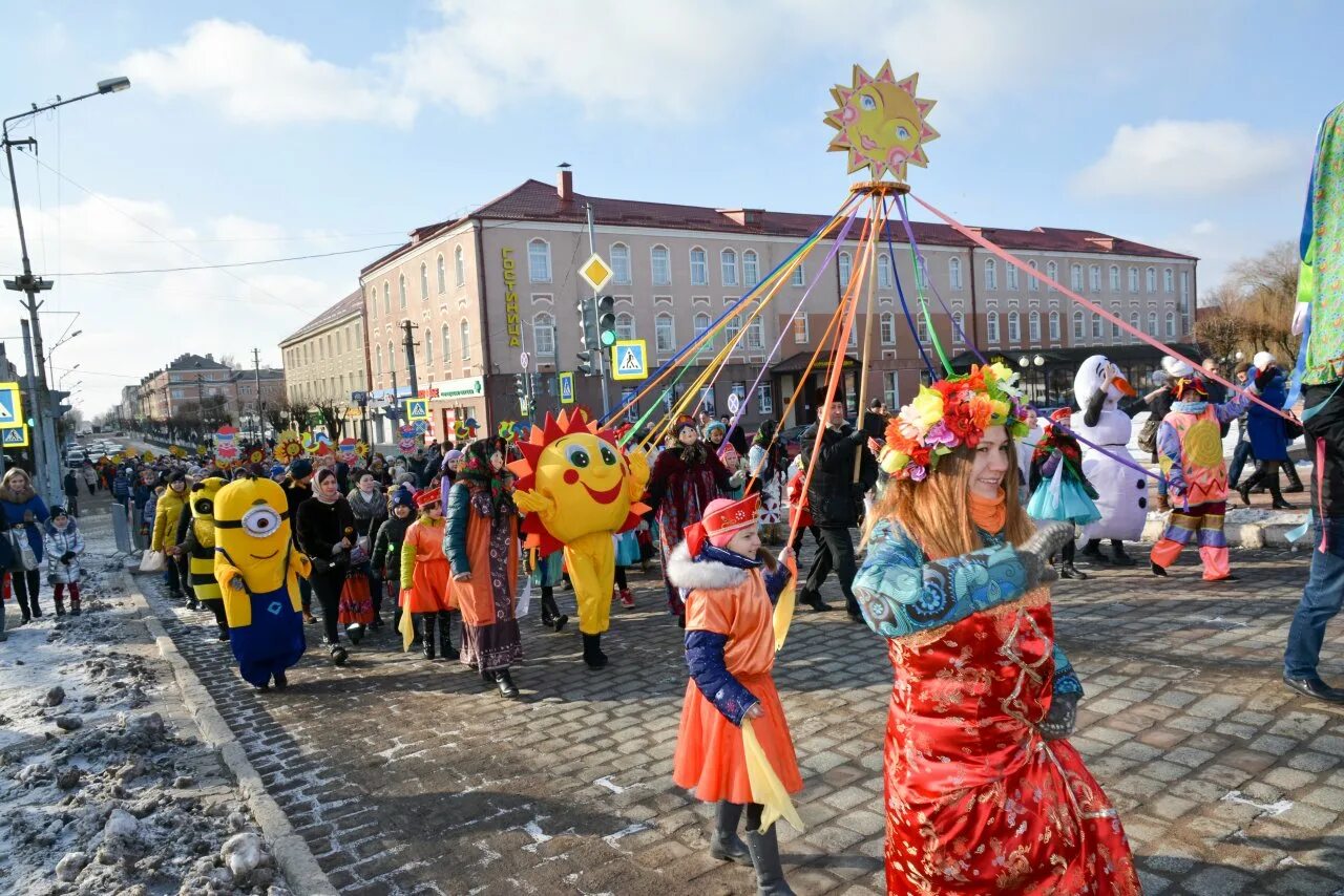 Палка с лентами на масленицу. Ленты на масленицу. Колесо с лентами на масленицу. Солнце с лентами на масленицу. Ленточный хоровод на масленицу.