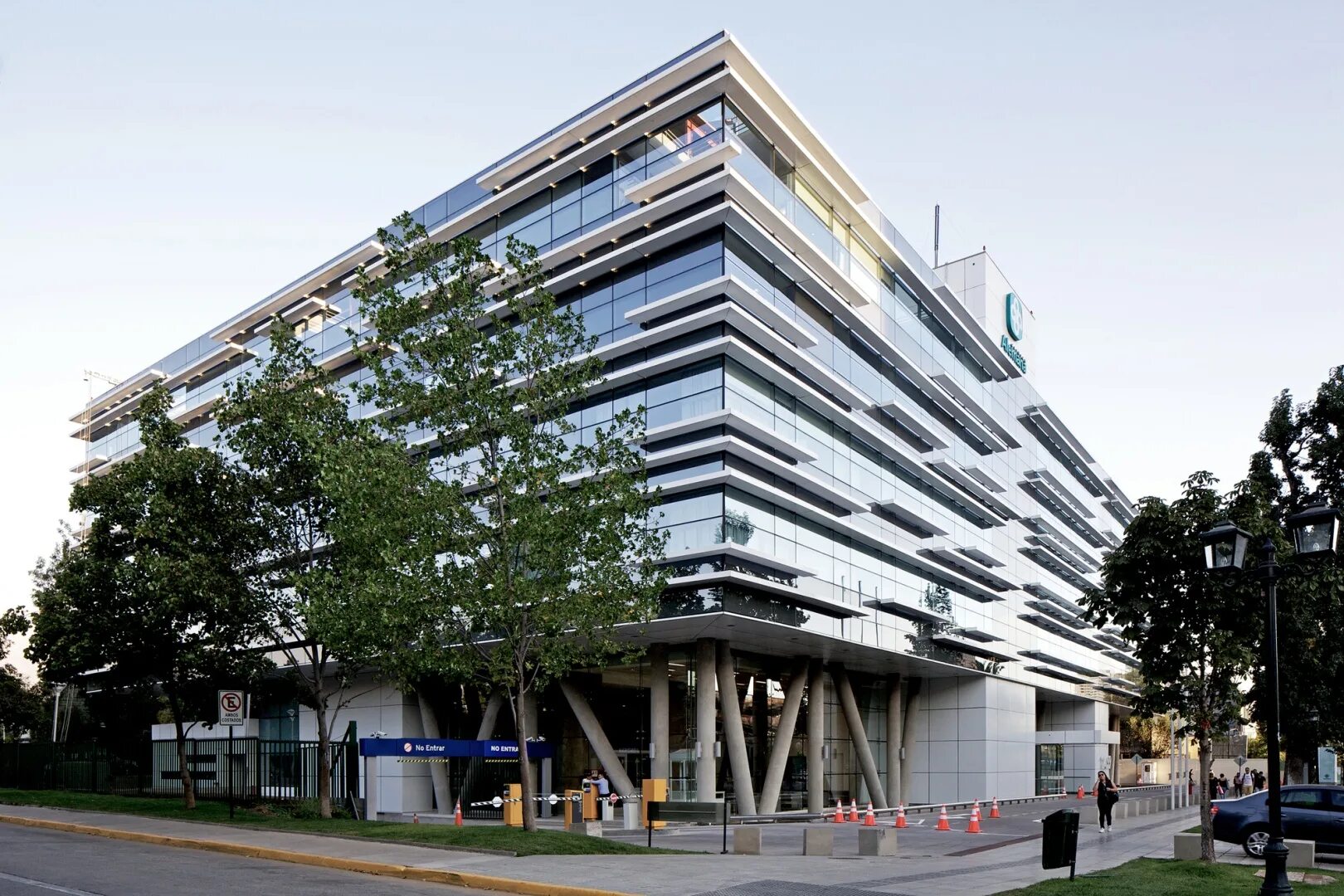 Фасад здания больницы. Здания здравоохранения. Фасады зданий медицинских учреждений. Медицинский центр здания. Поликлиника фасад.