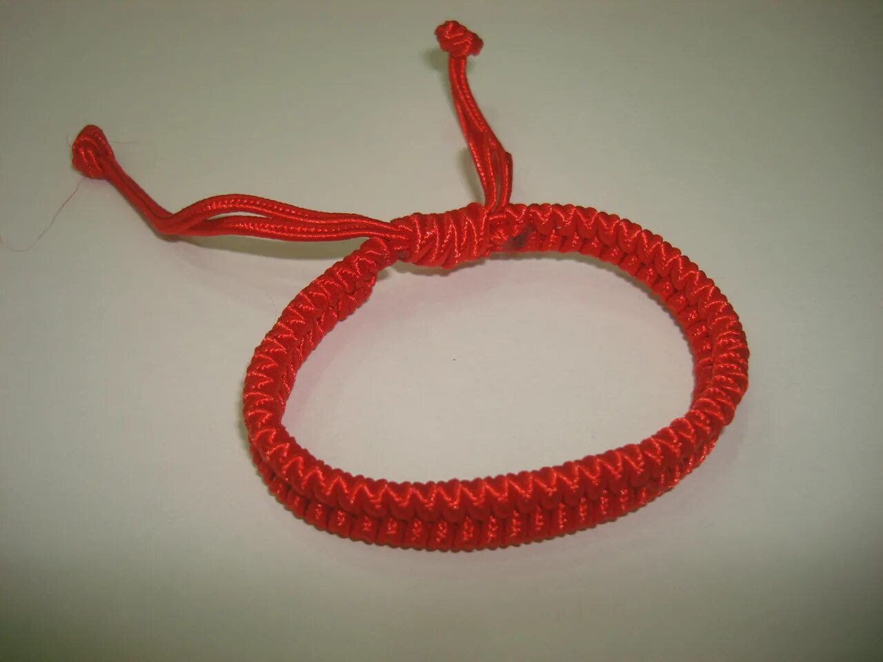 браслет оберег из красной нити. красный браслет из ниток. красная нить (талисман). браслет из красной нити -якорь. оберег из красной нити.