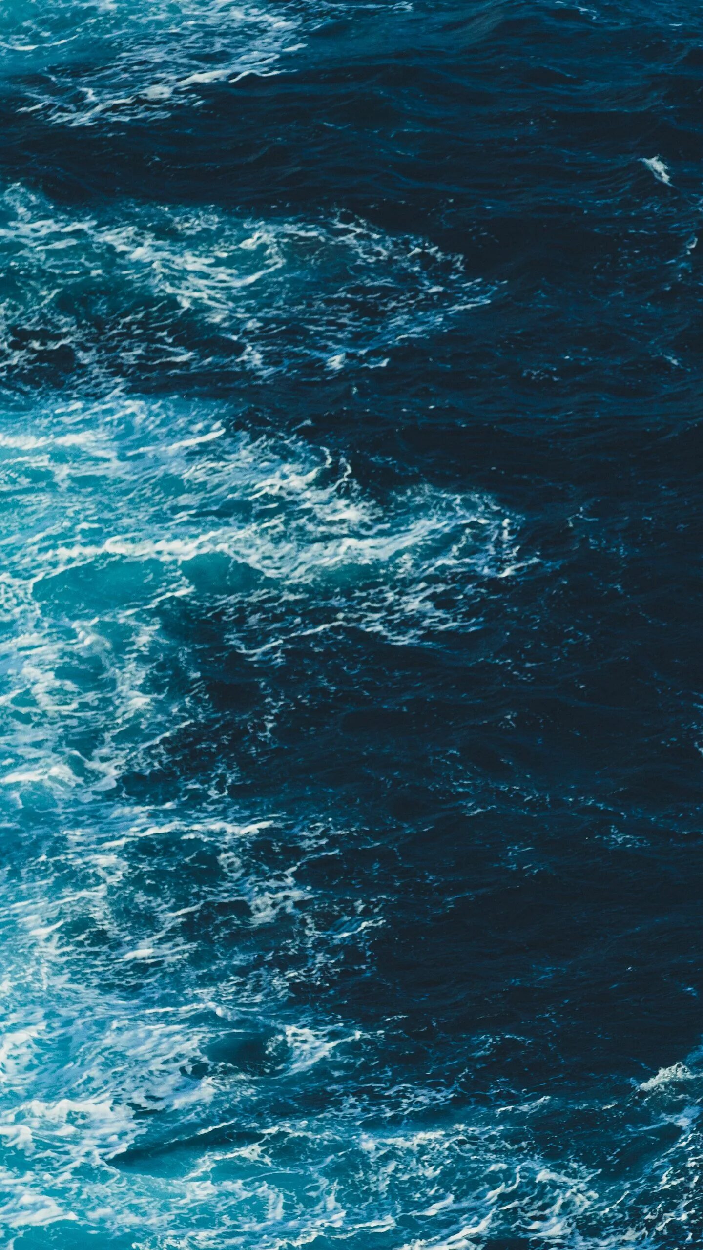 Прозрачная вода море. Море вода. Голубое море. Синий океан. Морская вода в телефоне.