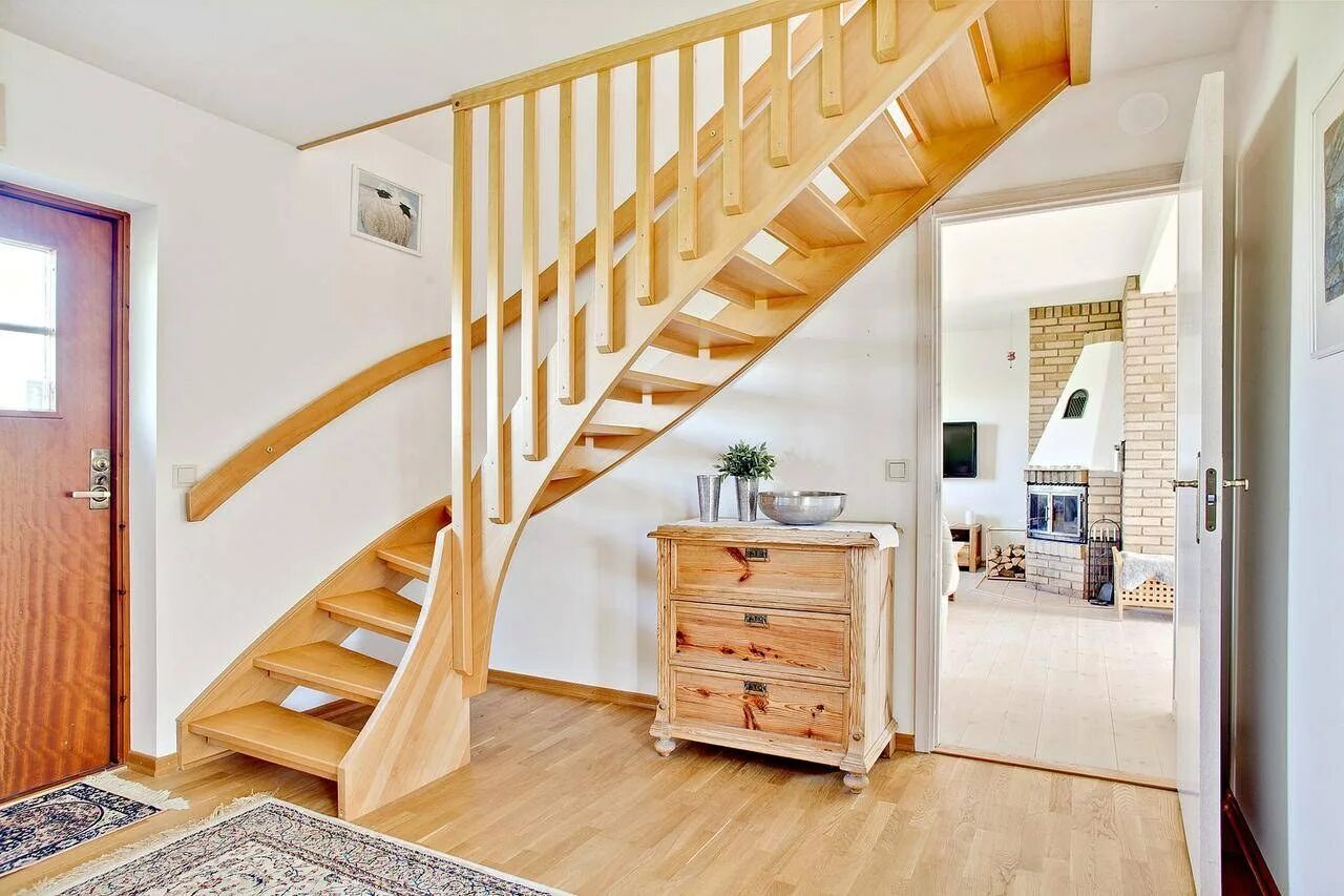 Малогабаритная винтовая лестница. Лестница фаворит лмп-12. Лестница деревянная стандарт лм 02. Лестница на мансарду. Одномаршевая лестница на 2 этаж.