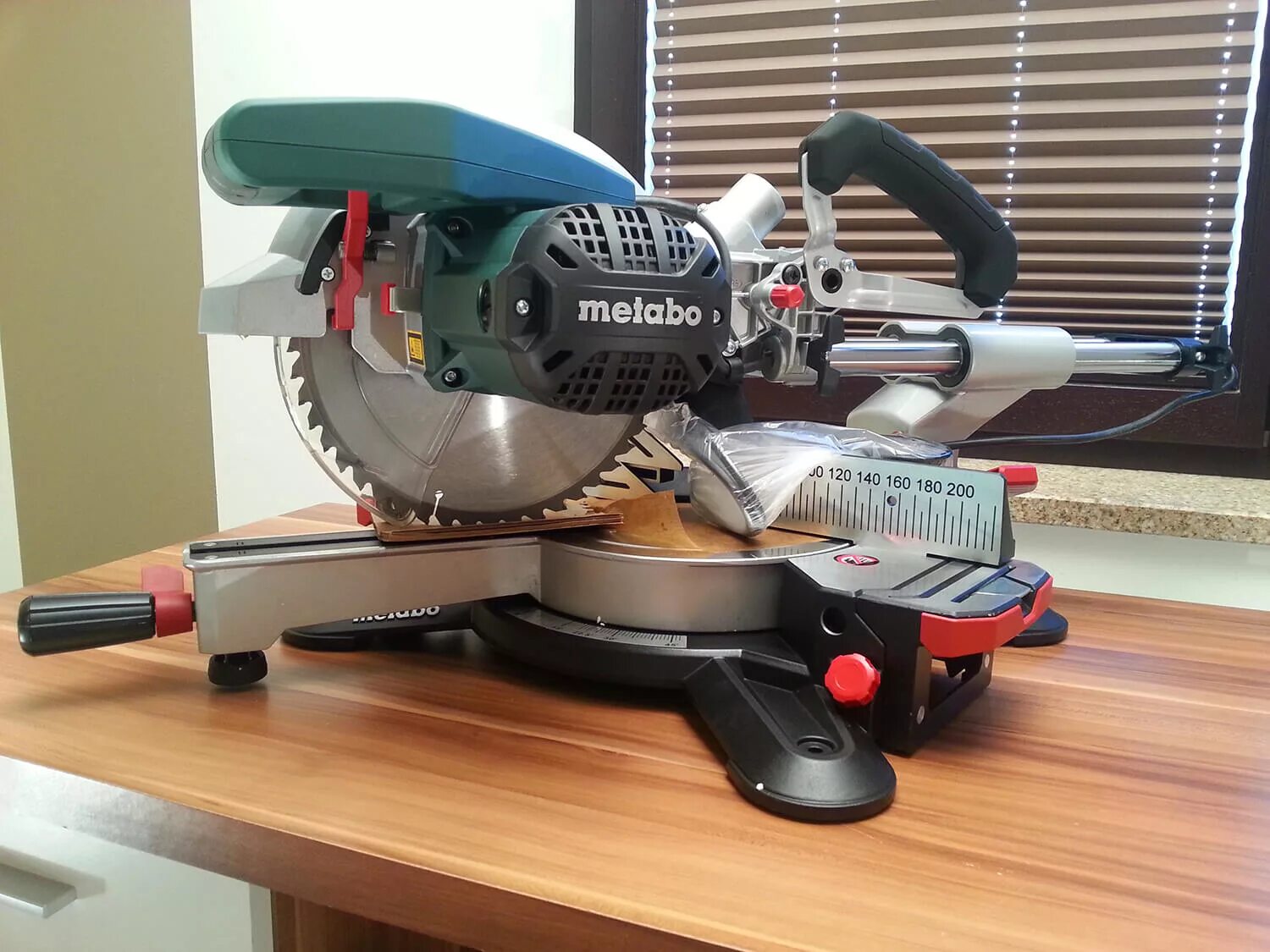 Пила метабо по дереву. Metabo KGS 254. Торцовочная пила Метабо 254м. Торцовка KGS 254. Метабо KGS 254 M.