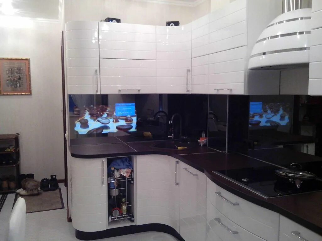 Угловая кухня с телевизором. Угловой кухонный гарнитур с телевизором. Телевизор на кухне. Кухня со встроенным телевизором.
