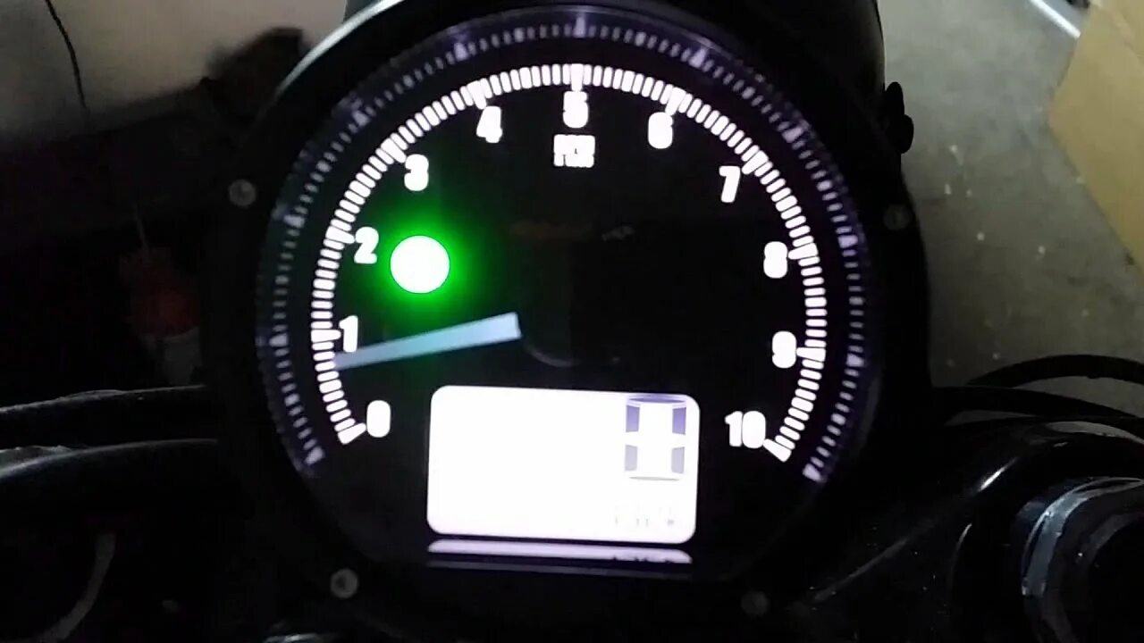 Приборная панель t&t. Спидометр для мотоцикла универсальный. Тахометр t t. Тахометр на часах для чего. Тахометр косо.