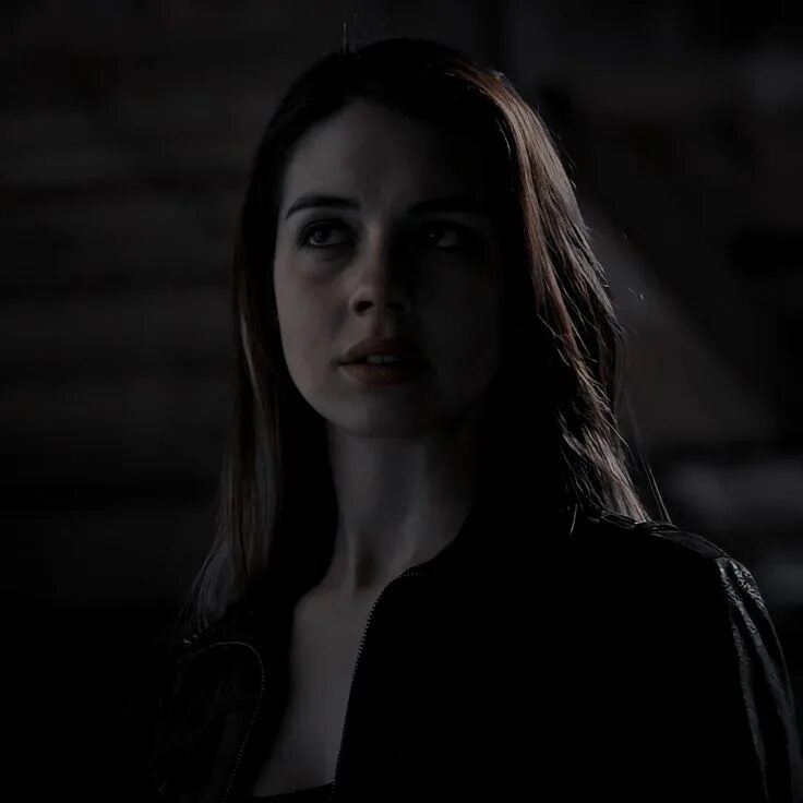 Сестра дерека. Сестра дерека. Cora hale волчонок. Семья хейл волчонок. Сестра дерека.