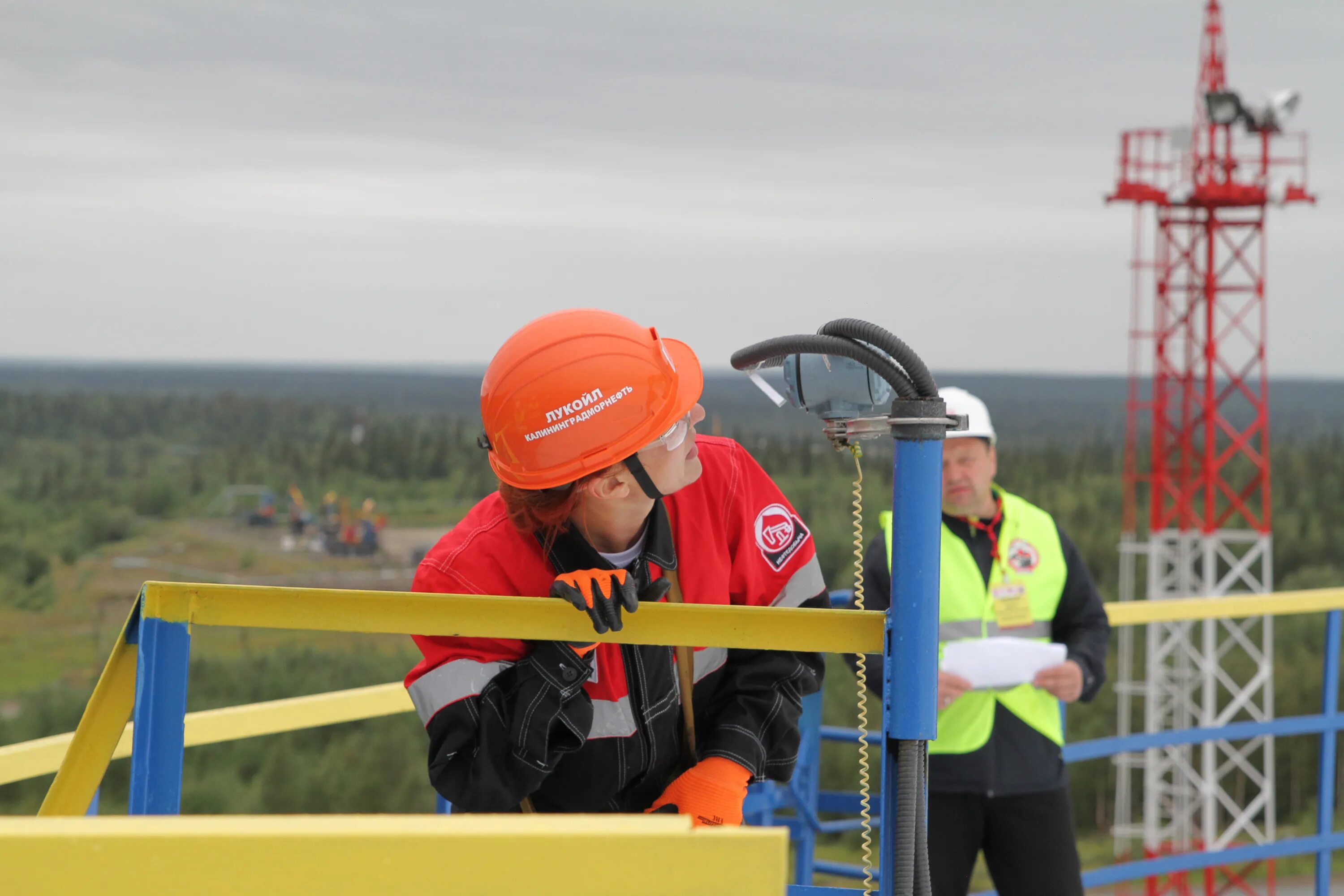 Оператор по добыче нефти и газа лукойл. Месторождения лукойла в усинске. нефтяник лукойл. нефтяники на месторождении. усинск месторождения.
