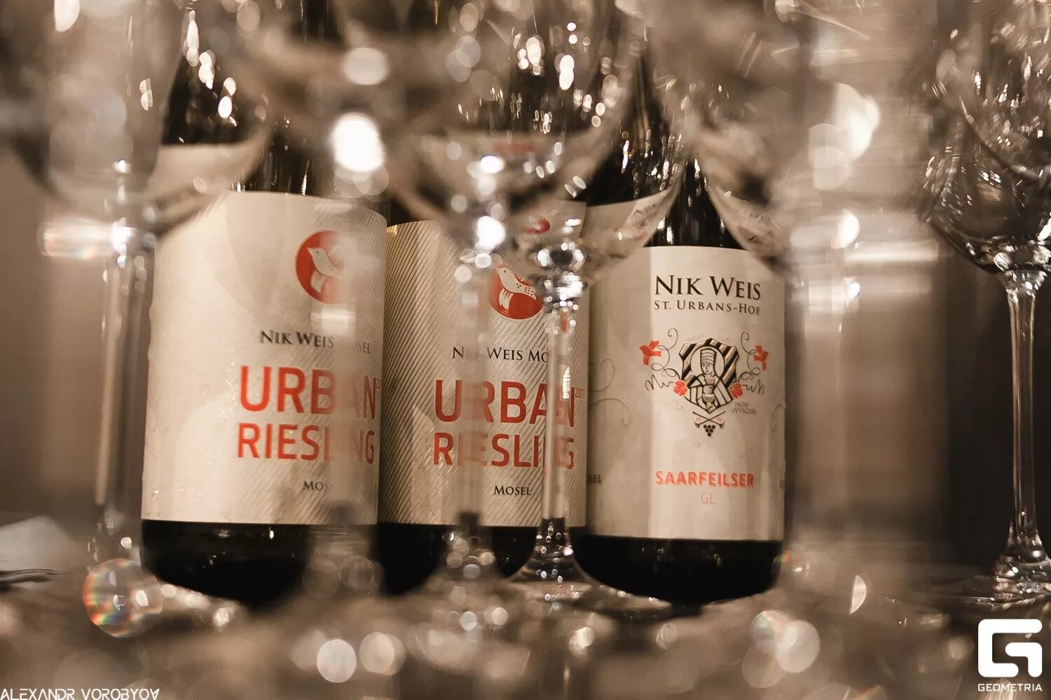 Nik weis riesling. Рислинг Urban. Урбан Рислинг Мозель Симпл. Urban Riesling вино. Ник Вайс винодел.