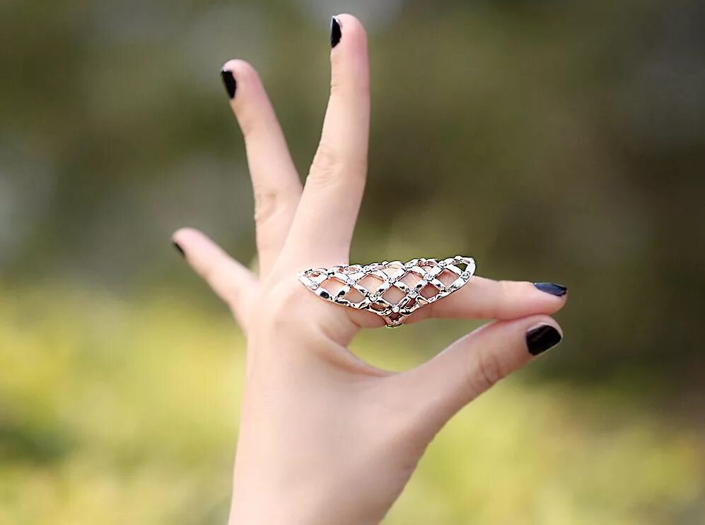 Красивое кольцо на палец. Кольцо на указательном пальце. Красивые кольца на указательный палец. Перстень на указательном пальце. Кольцо на руке.