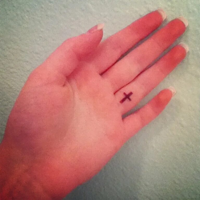 Тату перевернутый крест на пальце. Тату на пальцы рук крестики. Тату крест на безымянном пальце. Крест на пальце. Крест мизинцами.