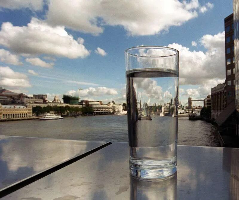 Включи стакан воды. Стакан воды. Отражение в стакане воды. Бокалы для воды. Бокал с водой в руке.