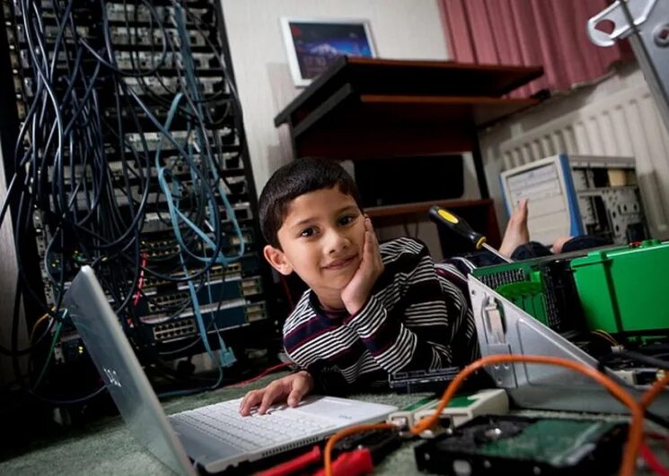 Мальчик стал первым. Самый Юный программист в мире. Самый молодой программист в мире.
