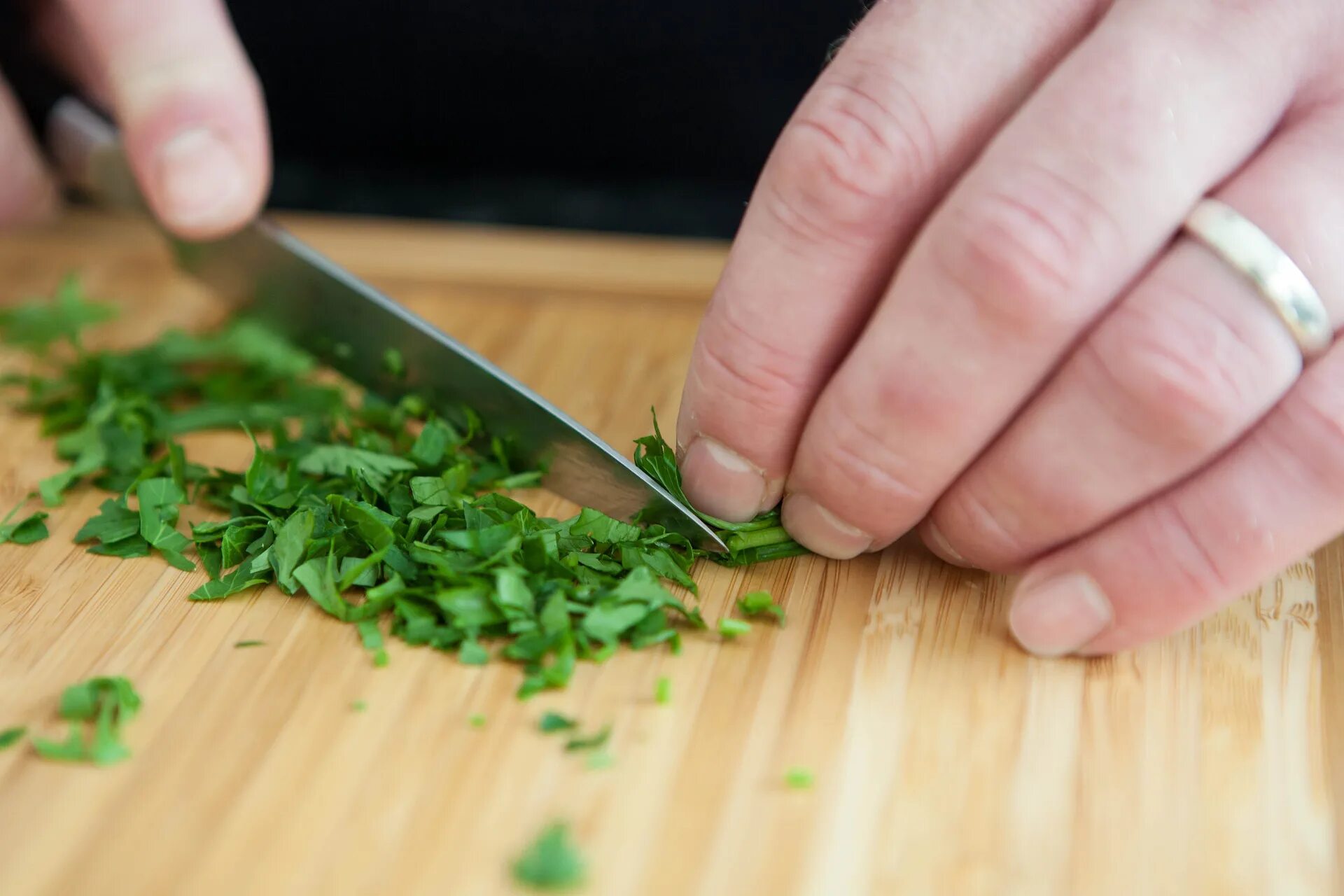 Chop vegetables. Чуду с зеленью. Зелень резать на доске. Травяная резка. Резка петрушки.