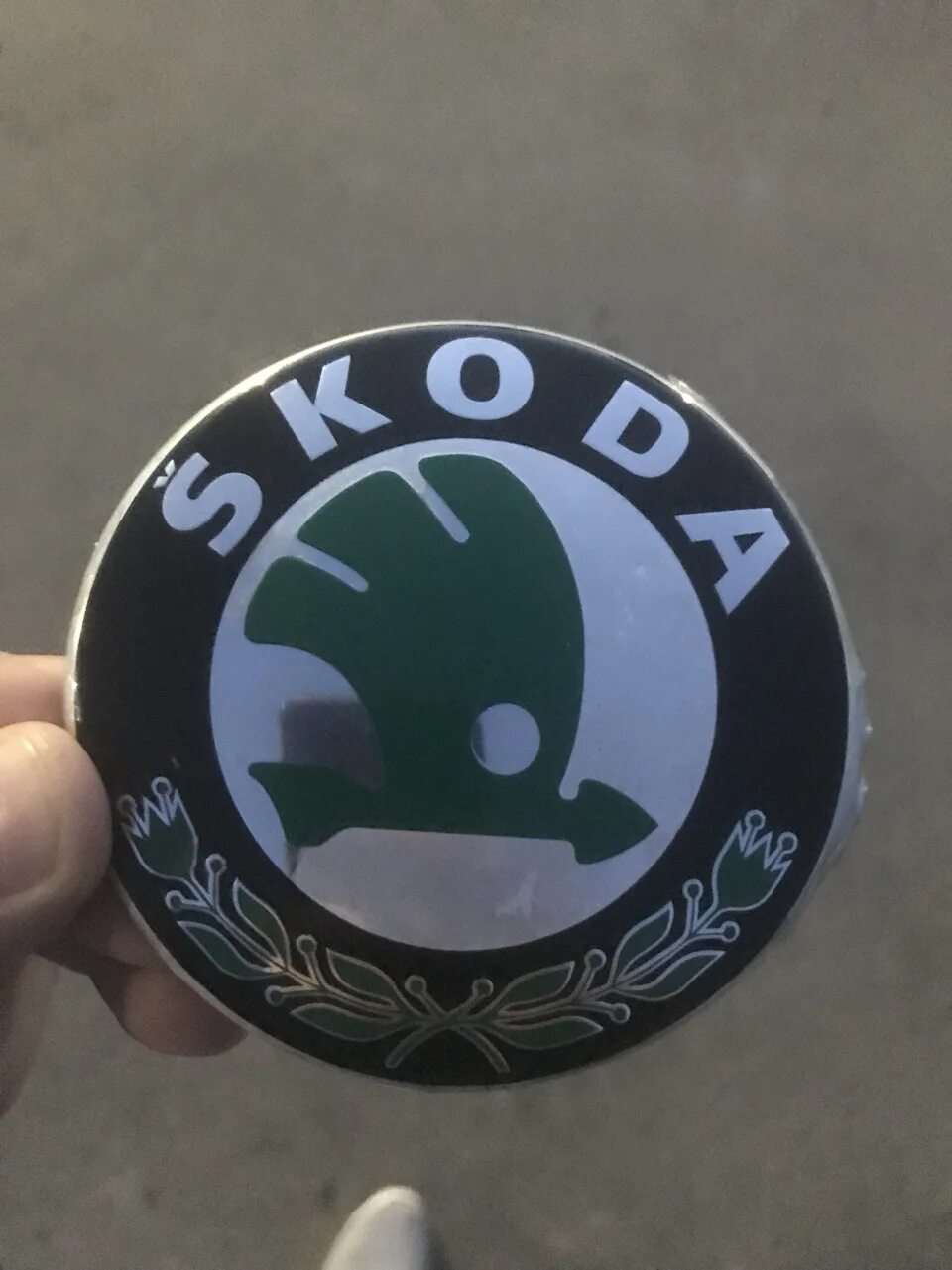 Эмблемы skoda octavia. 1u0853621c mel. Эмблема шкода фабия 2. Черно белая эмблема шкода 110 мм. Эмблемы skoda octavia.