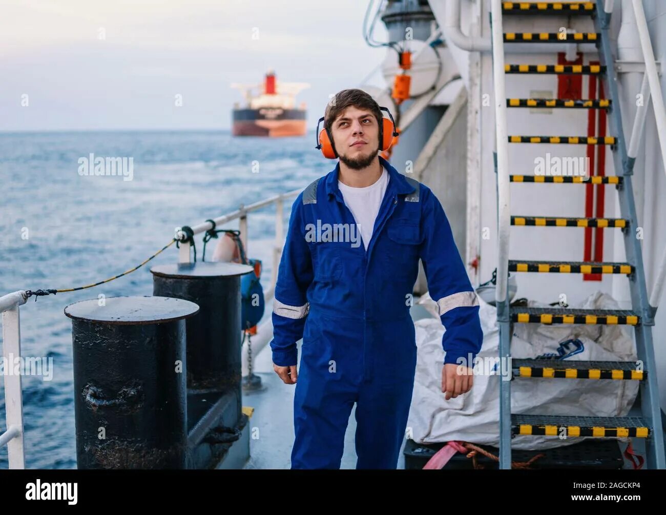 Как устроиться моряком на судно. Матрос на судне. моряк на судне. матрос на торговом судне. моряк торговое судно.