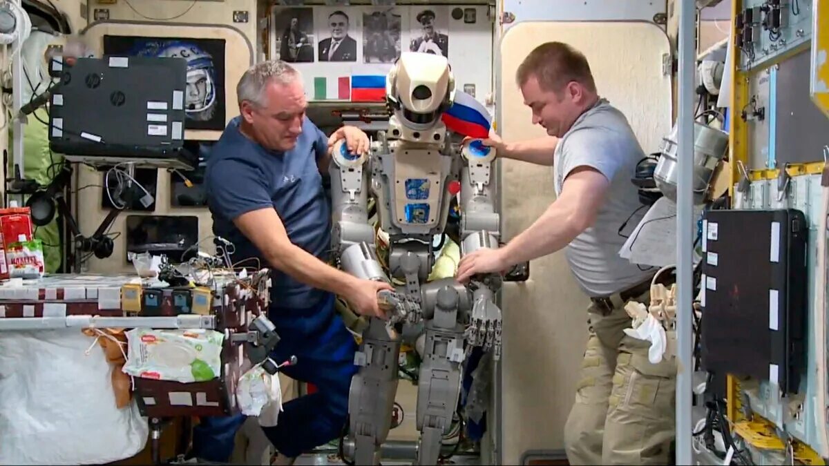 Первый робот побывавший в космосе 6. Робот федор на мкс. робот федор роскосмос. федор робот космонавт. рогозин и робот федор.