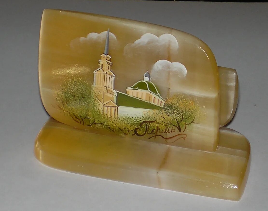 Медведь из селенита пермский край. Фигурки из селенита. Кунгур завод селенит. Селенит пермь. Камень пермского края селенит.