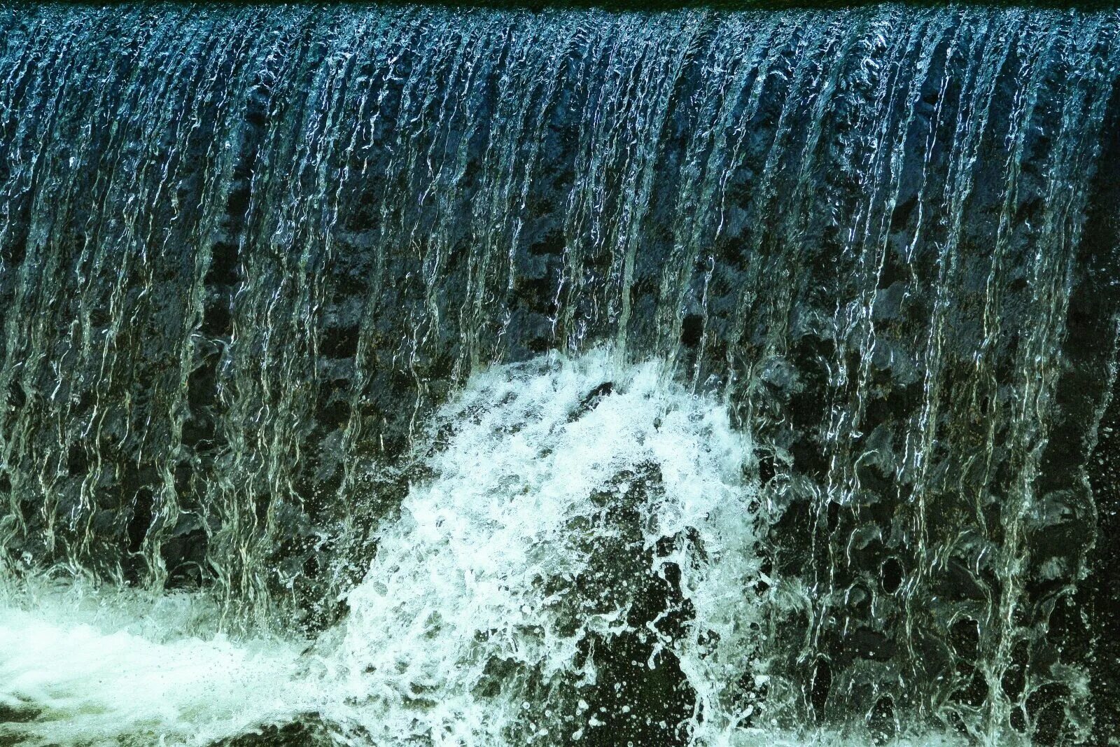 Поток воды 7. Текучие воды. Поток воды. Брызги водопада. Поток воды водопад.
