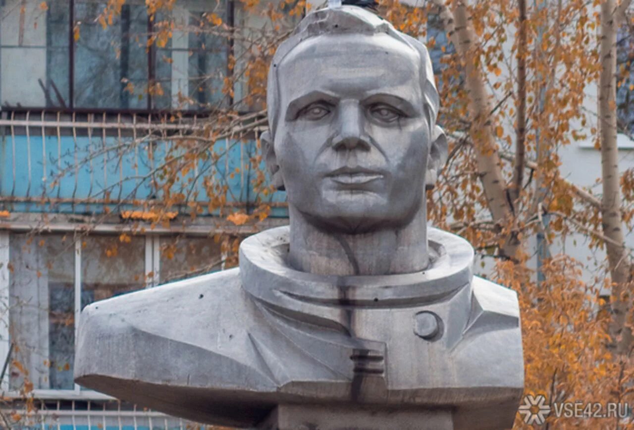 Где был установлен первый бюст гагарина. Памятники бюст юрию гагарину. бюст гагарина кербель. памятник бюст юрию алексеевичу гагарину.