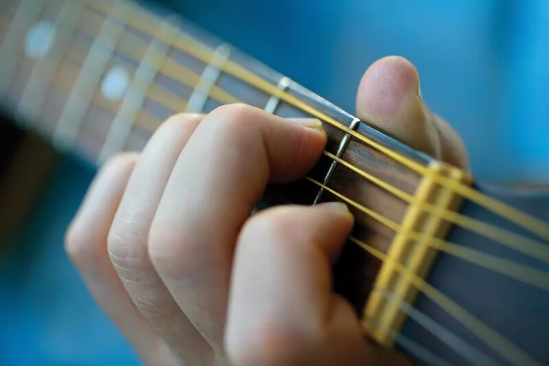 Игра гитаре левой рукой. Пальцы на струнах. Игра на гитаре. Пальцы на струнах гитары. Рука на струнах.